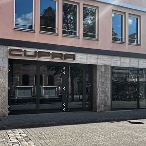 Auch die Außenansicht des Ladenlokals wurde saniert und im Rahmen der städtischen baulichen Vorgaben auf Cupra-Optik umgestellt.(Bild:  Simon – VCG)