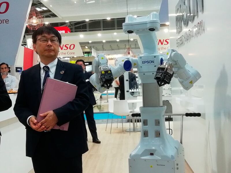 Yoshifumi Yoshida, Executive Officer, Epson Robotics Solutions Operations Division, kündigt auf der Automatica 2018 an, im nächsten Jahr einen kollaborierenden Roboter zu präsentieren. (Reinhardt / Devicemed)