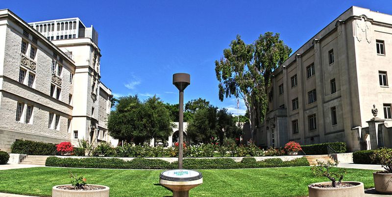 Das California Institue of Technology (kurz Caltech) ist eine kleine private Eliteuniversität aus Pasadena, Kalifornien. Das Institut hat sich auf Natur- und Ingenieurswissenschaften spezialisiert und ist demnach mit rund 2.200 eingeschriebenen Studenten deutlich kleiner als der Rest der Top 10. Der prozentuale Anteil an Absolventen, welche nach ihrem Studium ihren Doktor machen, ist bei der Caltech am höchsten. Laut eigener Aussage der Universität sind 99% der eingeschriebenen Studenten unter den Top 10 ihres High-School-Abschlussjahres. (Canon.vs.nikon)