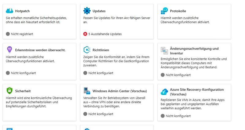 Funktionsübersicht im Azure-Portal zeigt verfügbare Arc-Dienste wie Updates, Richtlinien und Sicherheitsüberwachung für den ausgewählten Server. (Bild: Joos | Microsoft)