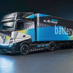 Daimler Truck hat auf der IAA Transportation eine Elektro-Version des Schwer-Lkw Actros vorgestellt.(Bild:  Daimler Truck)