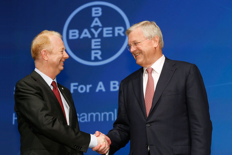 Werner Wenning (rechts), Aufsichtsratsvorsitzender, und Dr. Marijn Dekkers, Vorstandsvorsitzender der Bayer AG, begrüßen sich vor Beginn der Hauptversammlung 2015. (Bild: Bayer)