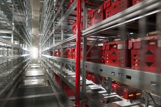 Im Food Fulfillment Center 2.0 kommen die Produkte mithilfe automatisierter Shuttle-Technologie aus sechs verschiedenen Kühlzonen zum Kommissionierer.(Quelle:  Rewe Digital)