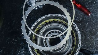 Getriebereparatur bei ZF in Holzwickede: Fachleute am Werk. (Rupert Oberhäuser)