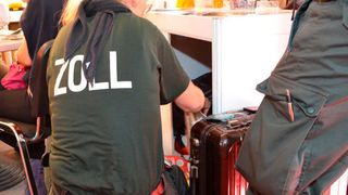 Der Zoll macht bei der Automechanika Jagd auf Plagiate. (Seyerlein / »kfz-betrieb«)