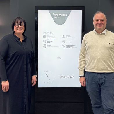 Customer Experience Point bei der Moeschter Group. Nathalie Kletti, Geschäftsführerin von MPDV, und Georgios Kabitoglou, Geschäftsführer der Moeschter Group (v.l.). Gemeinsam implementierten sie ein Manufacturing Execution System bei Moeschter. (Bild: Moeschter Group)