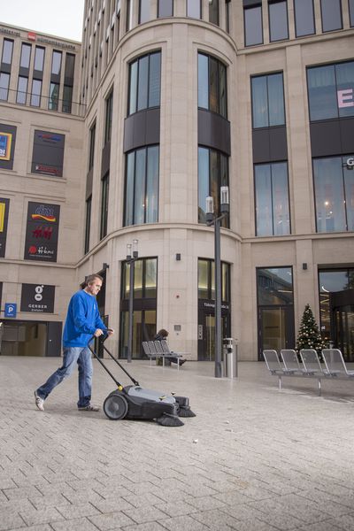 Im Außenbereich wird die handgeführte Kehrmaschine KM 70/20 eingesetzt. Sie zeichnet sich durch einen guten Geradeauslauf aus. (Bild: Kärcher)
