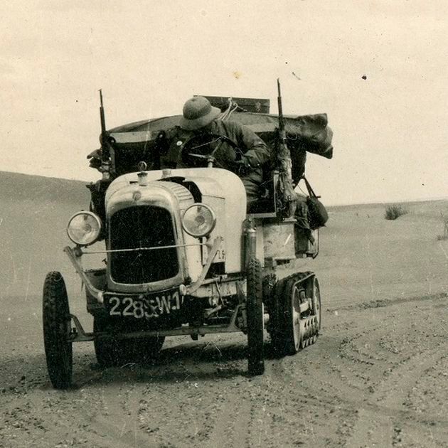 Von 1922 bis 1923 durchquert der Citroën B2 10 HP Modell K1 mit Raupenantrieb als erstes Kraftfahrzeug die Sahara.