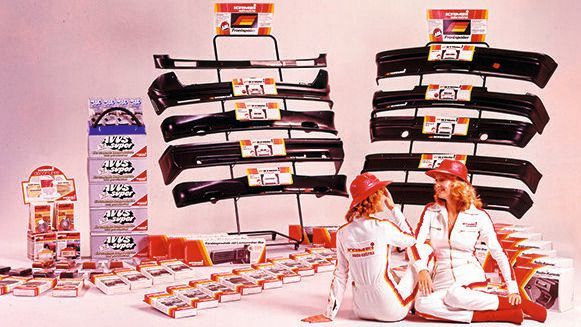 In den 70er-Jahren umfasst das Angebot nicht nur diverse Spoiler. Eine neue Niederlassung in Wittlich an der Mosel fertigt die mittlerweile legendären Schalensitze sowie Nackenkissen mit langer Rückenlehne und stabilen Gurten für vollständige Verstellbarkeit, aus denen bald die Sicherheitskopfstütze SK 2000 hervorgehen sollte. (Bild: Kamei)