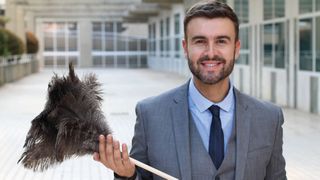 Einer muss die Ecken ausfegen und dafür sorgen, dass Geldwäsche nirgendwo im Unternehmen anhaften kann – der Chef. (Bild: © ajr_images - adobe.stock.com)