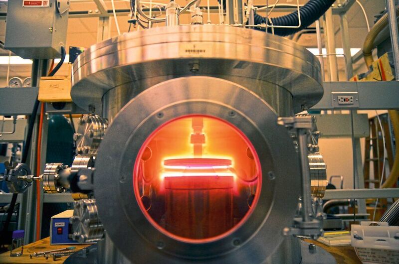 Blick in einen Plasmagenerator: Die 100-V-Technologie ist für Höchstleistungsanwendungen wie Plasmageneratoren, Teilchenbeschleuniger sowie industrielle Mikrowellenheizungen von großem Interesse. (Will Folsom Plasma Generator; Lizenz: Namensnennung 2.0 Generic (CC BY 2.0))