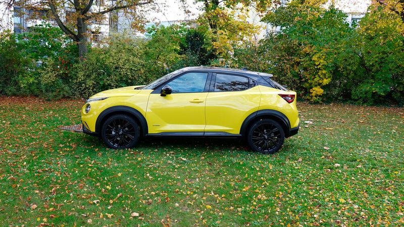 Unser Testwagen war auch außen gelb, was dem Juke gut steht und ihn im Verkehr noch mehr herausstechen lässt. Auch wenn das Auto äußerlich nicht mehr polarisiert, hebt es sich immer noch von anderen SUVs ab. Dafür sorgt unter anderem die recht prägnante, nach hinten abfallende Dachlinie. (Bild: Rosenow – VCG)