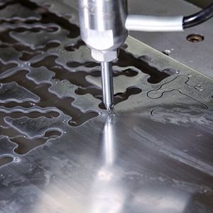 Die Microwaterjet-Bearbeitung ist fünf Mal kleiner und zehn Mal genauer.