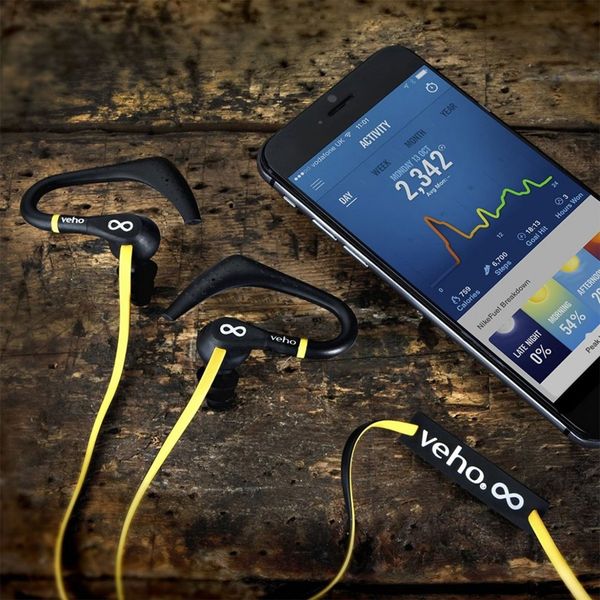 Für alle diejenigen, die sich an sportlichen Betätigungen im Freien erfreuen und nicht auf ihren gewohnten Soundtrack verzichten wollen: Der wasserresistente Sport-Kopfhörer ZS-2 (In Ear) von VEHO, der nicht nur über ein flottes Design und einen druckvollen Sound verfügt, sondern auch so ziemlich alles mitmacht, was man ihm in freier Natur zumutet. Bei www.radbag.de kosten die Kopfhörer 39,95 Euro.
 (www.radbag.de)