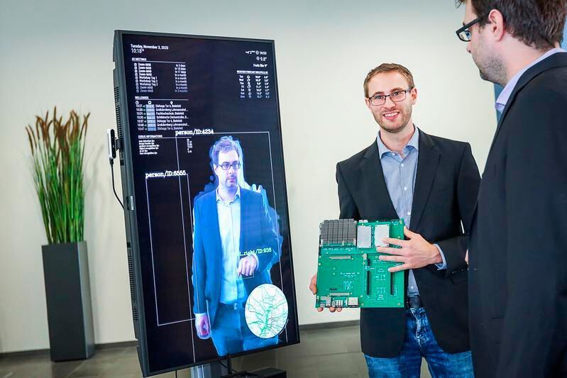 Die im Rahmen des Projekts VEDLIoT entwickelte Hardware-Plattform findet zum Beispiel Anwendung in einem intelligenten Spiegel.  (Universität Bielefeld)