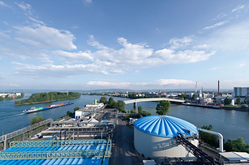 Infraserv Wiesbaden bietet IT-Serviceleistungen im Bereich KI für Produktionsbetriebe in der Region und im Industriepark Kalle-Albert. (Steffen Hoeft/ Infraserv)