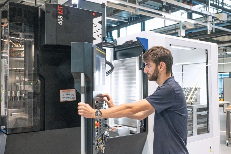 Fertigungszelle von Willemin-Macodel mit Bearbeitungszentrum 408MT und kundenspezifischer Roboterlösung. (Willemin-Macodel)