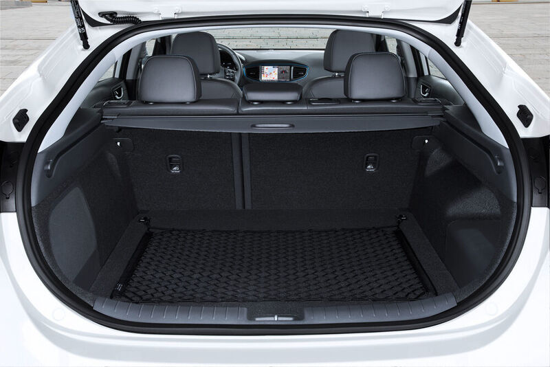 Der Kofferraum des Ioniq hat ein Volumen von 443 Litern, bei umgeklappter Rücksitzlehne maximal 1.505 Liter. Mit 420 kg darf er fast einen Zentner mehr zuladen als der Prius 4. (Hyundai)