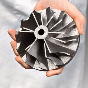 Überall dort, wo Gewichtsreduktion, Verkürzung von Herstellungszeiten sowie räumliche Nähe oder Individualisierung der Produkte von Bedeutung sind, eröffnet 3D-Metalldruck mit Edelstahl Rostfrei Konstrukteuren neue Möglichkeiten.(Bild:  © Sandvik 2020 Photo: Johan Paulin)