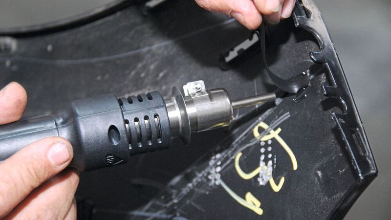 AIT nutzt für das Kunststoffschweißen Stickstoff, den ein im Gerät integrierter Generator liefert. Den Stickstoff generiert das Gerät aus der normalen Werkstattdruckluft. Das Kombigerät Proweld 3 eröffnet zudem die Möglichkeit zum Ultraschallschweißen und wird auf der Automechanka im September vorgestellt.(Bild:  Wenz)