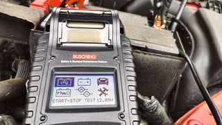 Ein Display mit aussagekräftigen Grafiken, ein Drucker für die Dokumentation sowie lange Messkabel – der Busching 100804 zeigt, was ein moderner Batterietester haben muss. (Bild: Ottmar Holz)