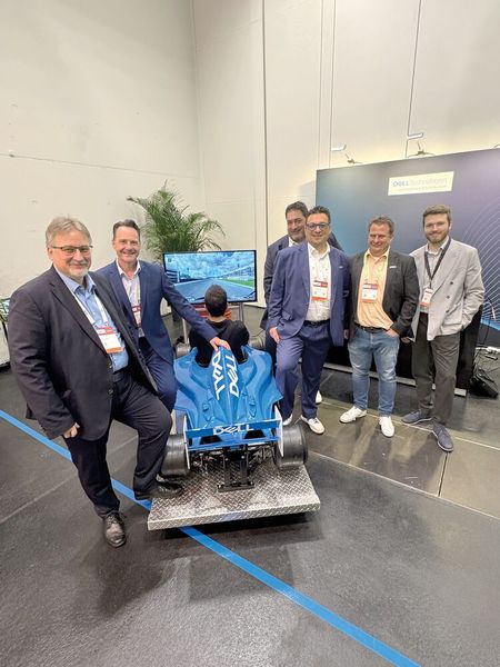 Markus Hollerbaum (ALSO, 2. v. l) mit dem DELL-Team (Bild: Vogel IT-Medien GmbH)