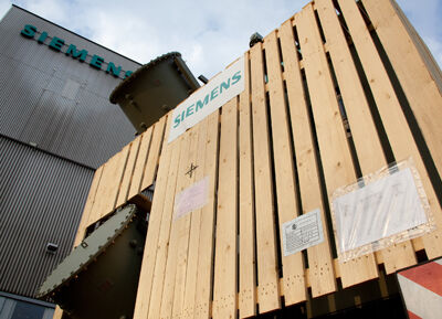 Gut geschützt für die weite Reise: eine Holzverschalung zum Schutz des Transformators mit den Frachtpapieren. (Archiv: Vogel Business Media)