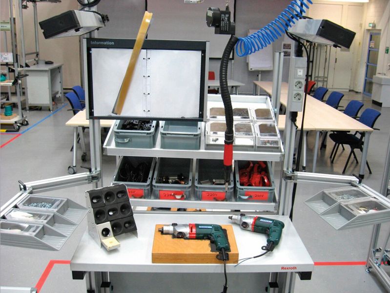 Bild 3: Einzelplatz-/Komplettmontage: Zu sehen ist ein Arbeitsplatz für die Komplettmontage eines Produktes. Hohe Flexibilität, kein Transport und ein flexibles Flächenlayout zählen zu den Vorteilen. (Bild: Fraunhofer-IAO)