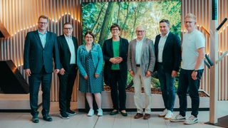 Austausch im Autohaus Weeber: (v. l.) Carsten Beuß, Hauptgeschäftsführer Kfz-Gewerbe BW, Inhalber Andreas Weeber, Daniela Steinrode, SPD-Kreisvorsitzende Calw, SPD-Parteivorsitzende Saskia Esken, Michael Ziegler, Präsident Kfz-Gewerbe BW, Autohaus-Prokurist Ralf Salzberger und Jan Jochens, Geschäftsführer Waldbike. (Bild: Newtmrrw)