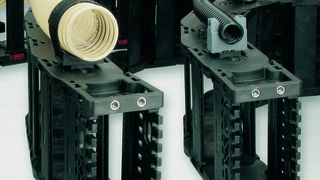 Befestigungssysteme außerhalb der Energiekette ermöglichen die erweiterte Bestückung der Energiekette, ohne dass diese ausgetauscht werden muss. (Murrplastik)