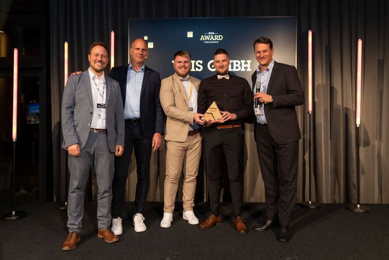 Im Rahmen des Abendprogramms wurden schließlich die Axis Partner Awards 2024 verliehen. Unternehmen aus dem Axis-Partnernetzwerk wurden dabei in insgesamt sechs Kategorien für besondere Leistungen ausgezeichnet. Partner of the Year Deutschland wurde VTIS. (Bild: Axis Communications)