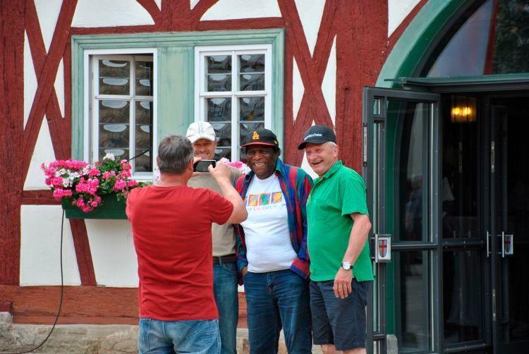 Ein bisschen Spaß muss sein: Berühmtester Teilnehmer in diesem Jahr war Roberto Blanco. Wo immer er sich zeigte, waren echte (und vermeintliche) Fans nicht weit.  (Dominsky)