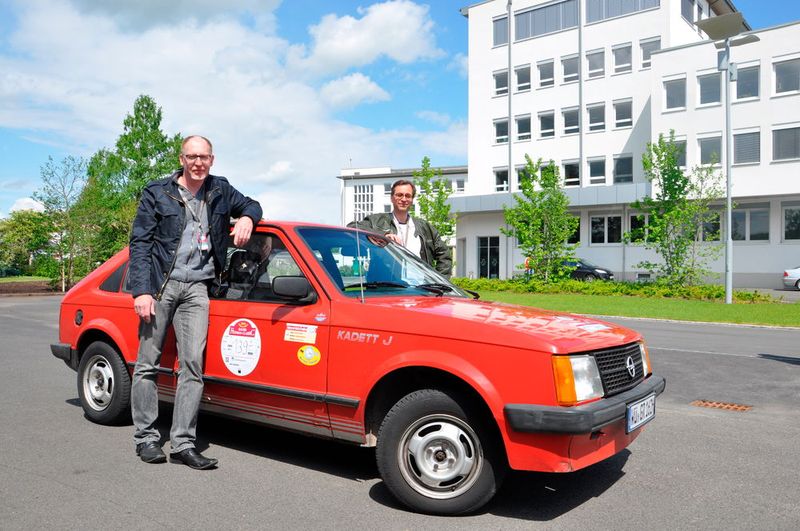 Die »kfz-betrieb«-Redakteure Steffen Dominsky (li.) und Andreas Grimm gönnten sich auf dem Verlagsgelände eine Auszeit. (Foto: Grimm/Dominsky)
