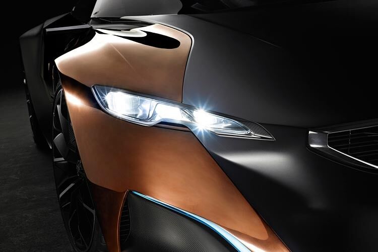 Langgezogene Full-LED-Scheinwerfer prägen die Front des Concept-Cars. Die Karosseriestruktur des Fahrzeugs ... (Peugeot)