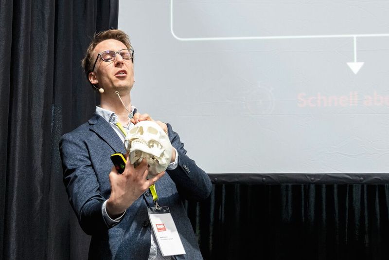 Spannender Vortrag: Dr. med. Martin Hlavica, Facharzt für Neurochirurgie, referierte über die Behandlung schwerer Schädel-Hirn-Traumata. Seit dem Frühling 2024 arbeitet Dr. M. Hlavica hauptberuflich als Co-CEO in einem Medtech-Start-up, welches einen neuen Hirnkatheter entwickelt. (Bild: Thomas Entzeroth)