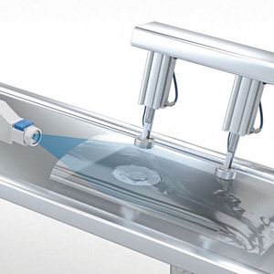 Öffnen von Tüten mit Düsen-Ionisierer.(Bild: SMC)