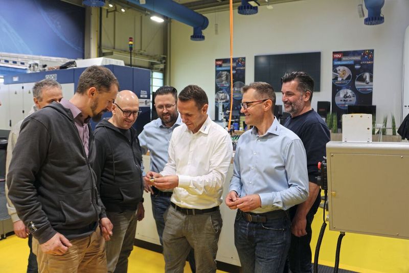 Discussing final details on the Penta 8 (from left): machine operator Thomas Eiberle, Christian Erb, application engineer, process engineer Angelos Tanios, all from Wieland; Marco Huck, application engineer in the TechCenter, Florian Schöffler, consulting and sales, Jörg Huber, application engineer in the TechCenter, all from Iscar; and Werner Lederbogen, work preparation at Wieland. (Image:Iscar)