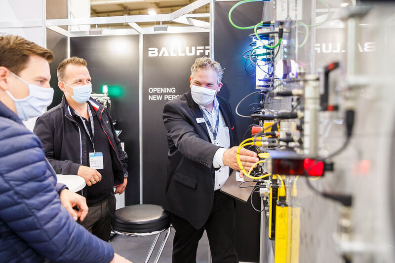 Maskierte Messebesucher auf der all about automation 2020 in Essen (Easyfairs)