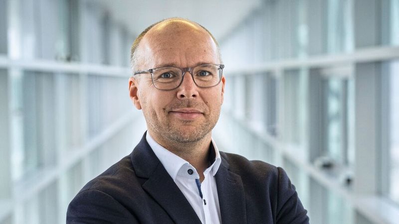 Thomas Goldboom, Managing Director Citroën Deutschland: „Citroën schaut optimistisch auf das Verkaufsjahr 2026: Wir wollen gemeinsam mit unserem Handel weiter wachsen und streben ein Plus von rund 10 Prozent gegenüber 2025 an. Unsere komplett erneuerte Modellpalette – mit traditionellen wie vollelektrischen Antrieben – macht die Marke für noch mehr Kundinnen und Kunden zugänglich, besonders auch da darunter vier Modelle unter 20.000 Euro sind, wie etwa der ë-C3 Urban Range. Durch starke Aktivierungen wie die Baller League, den Citroën Windsurf Weltcup und insbesondere unsere neue Kooperation mit Team D erhöhen wir die Sichtbarkeit der Marke deutlich. Unser Ziel bleibt klar: das Markenimage weiter zu stärken und unsere Modelle für jeden erleb- und erreichbar zu machen. Citroën ist zwar über 100 Jahre alt, zeigt sich heute aber so jung, fresh und sympathisch wie nie zuvor. Für die Handelsorganisation ergeben sich daraus echte Chancen – durch mehr Frequenz, eine attraktivere Produktpalette und eine klare Positionierung im Markt.“   (Bild: Citroën )