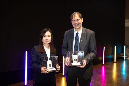 Im Januar 2026 erhielten Dr. Jianing Yang und Prof. Dr. Harald Gröger für die Entwicklung des neuen Verfahrens den Jörg Schwarzbich Inventor Award.(Bild:  Stefan Sättele)