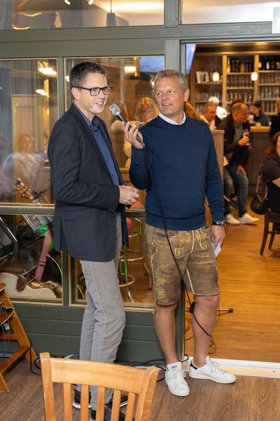 Tobias Teske, Geschäftsführer der Vogel IT-Medien, begrüßt am Abend die Gäste und Sponsoren. (Bild: © Hans Breitenfellner (hochzeit-in-bildern.de))
