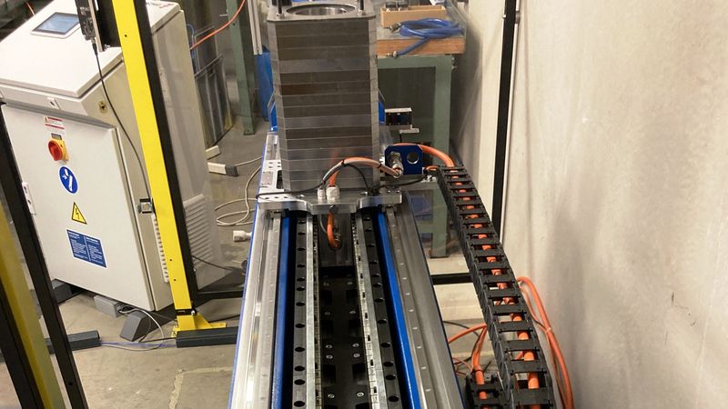 Neuer Horizontalprüfstand von ACE mit hochwertigem elektrischem Antrieb sowie mit Linearführungen, Signalprozessoren und Kraftmessern auf neuestem Stand der Technik.(Bild:  ACE)