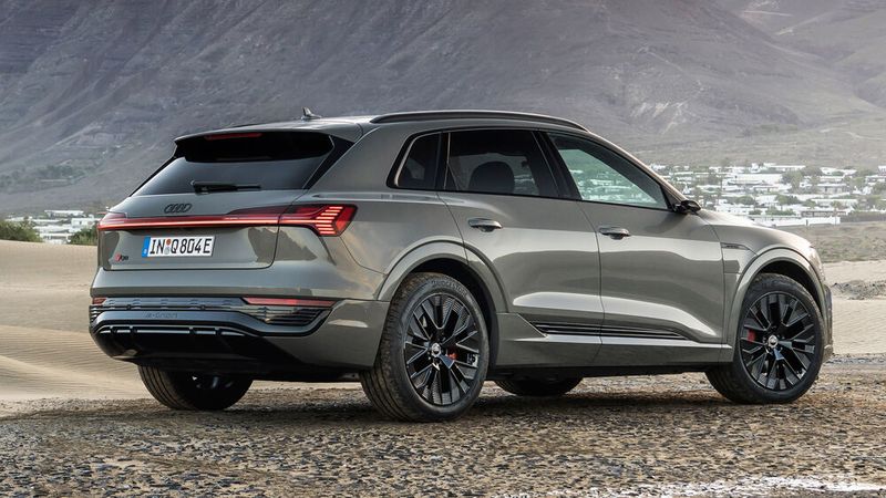 Das neue Modell ist mit 4,92 Metern etwas kürzer als sein Verbrenner-Pendant. (Bild: Audi)