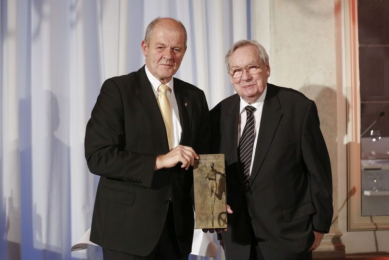 Die Eröffnung der Moulding Expo 2015 im Neuen Schloss, Stuttgart: Für „Leistungen zum Wohle der heimischen Wirtschaft seit der Gründung vor 75 Jahren“ ist die Messe Stuttgart gestern Abend von der IHK Region Stuttgart ausgezeichnet worden. Karl Horst Krämer, für die IHK im Aufsichtsrat der Messe, überreichte die Ehrenurkunde und die IHK-Ehrenskulptur des Stuttgarter Künstlers Karl Ulrich Nuss an Ulrich Kromer. (Bild: www.miketraffic.com)