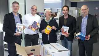 (v. li.) Dr. Gunther Schunk (Vogel Communications Group), Marc Platthaus (Chefredakteur LABORPRAXIS), Angelika Benz und Dr. Sebastian Schneider sowie Schulleiter Wilhelm Ott (alle drei Klara-Oppenheimer-Schule) (J. Untch / Vogel Communications Group)