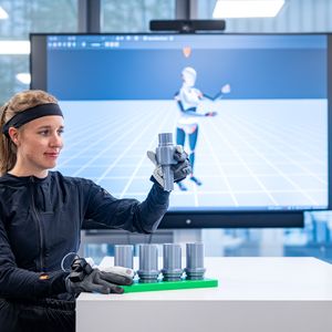 Ausgangspunkt ist die Weiterentwicklung der Softwarearchitektur. Am Standort Landshut setzt die BMW Group auf offene Plattformen. Sie ermöglichen es, Roboter flexibel und skalierbar über die Kombination klassischer Programmierung (deterministische Programmierung) und moderner KI-Modelle (Vision-Language-Action-Modelle, VLA) zu trainieren. (Bild: BMW)