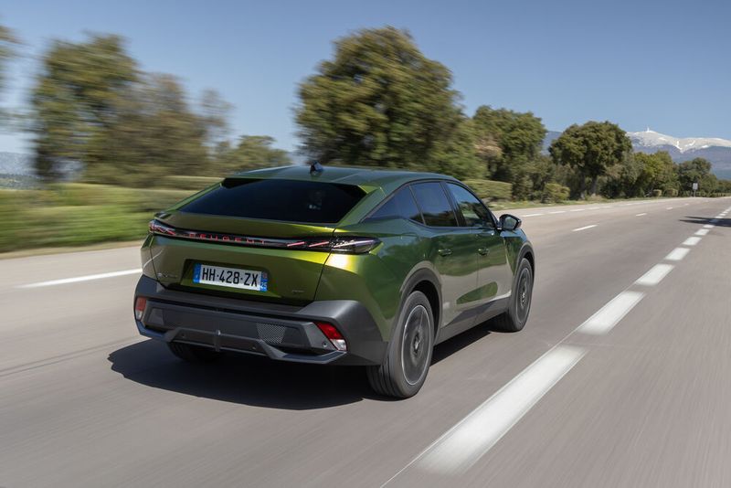 Der 408 setzt weiter auf Eigenständigkeit (Bild: Peugeot via Autoren-Union Mobilität)