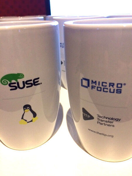 Auf der Susecon 2016: als Tassen gleichberechtigt nebeneinander Suse und der Mutterkonzern Micro Focus (Vogel IT-Medien GmbH)