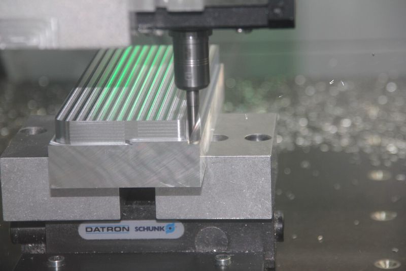 Die andere M8-Cube zeigt währenddessen die Bearbeitung einer Art Gehäusestruktur aus Aluminium. Hier kommt auch die MMS zum Einsatz. (Bild: Königsreuther)