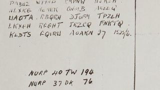 Der Code enthält 27 Buchstabengruppen. Möglicherweise war das britische Bomber Command der Adressat der Nachricht. Unterzeichner war ein Sergeant namens Stot. (Bild: 4YEO)